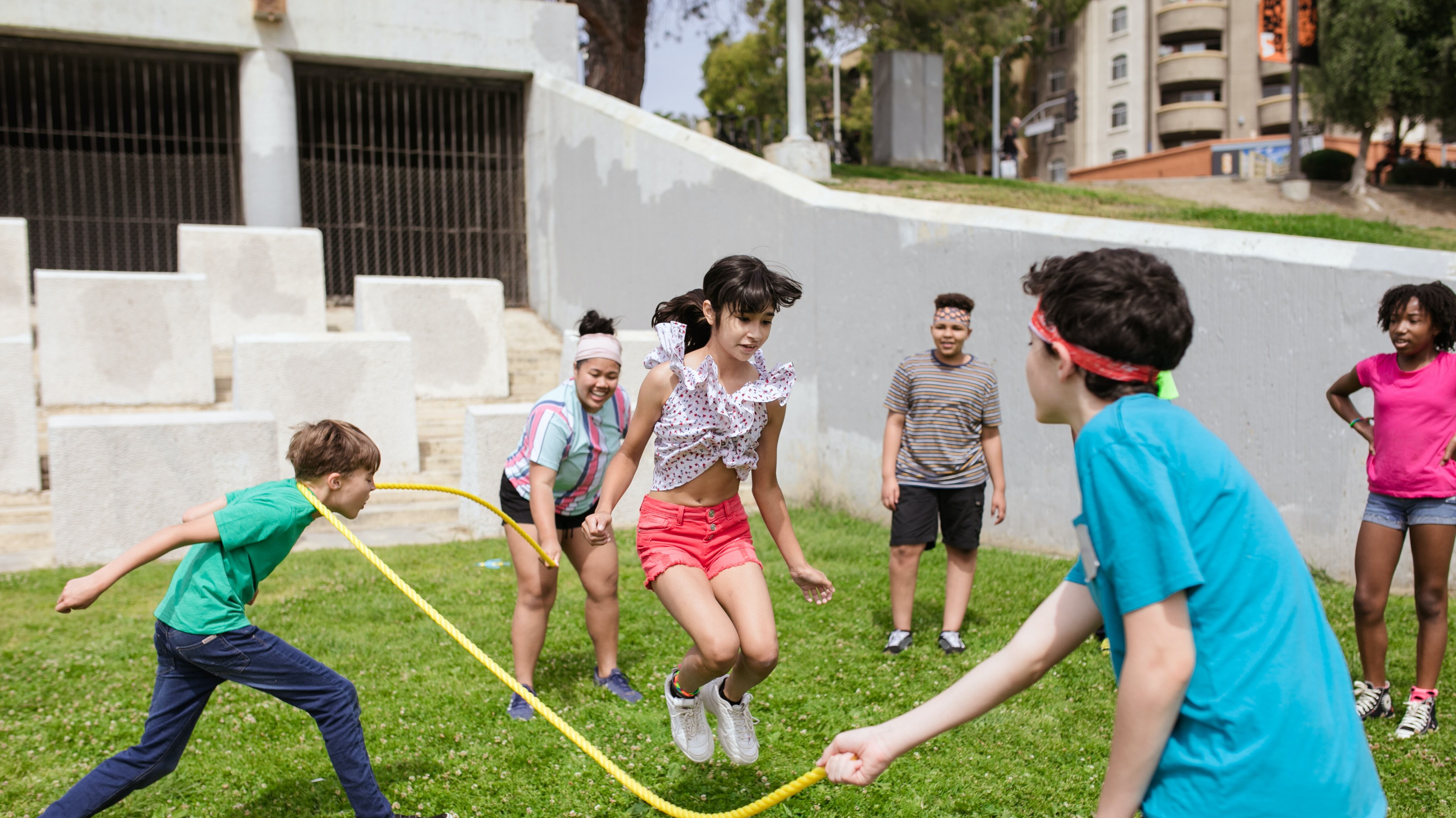 Crianças pulando corda na rua