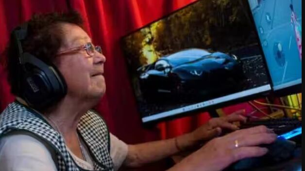 A vovó entrou no mundo gamer para driblar a solidão após ficar viúva. Com ajuda do neto, virou um sucesso na internet. - Foto: reprodução/Pablo Vera/AFP
