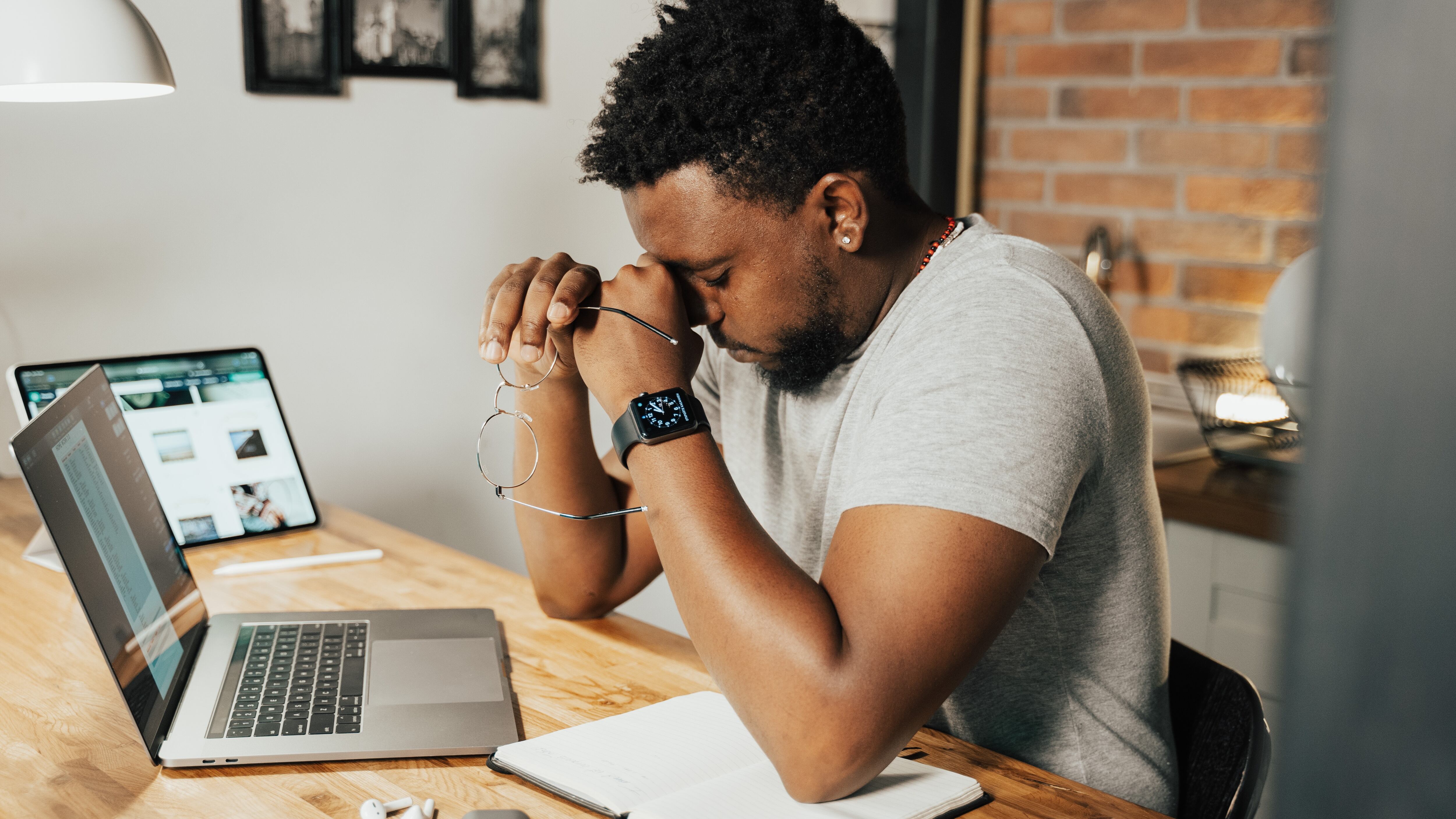 Ficar sentado por muito tempo pode aumentar níveis de ansiedade e depressão, diz estudo