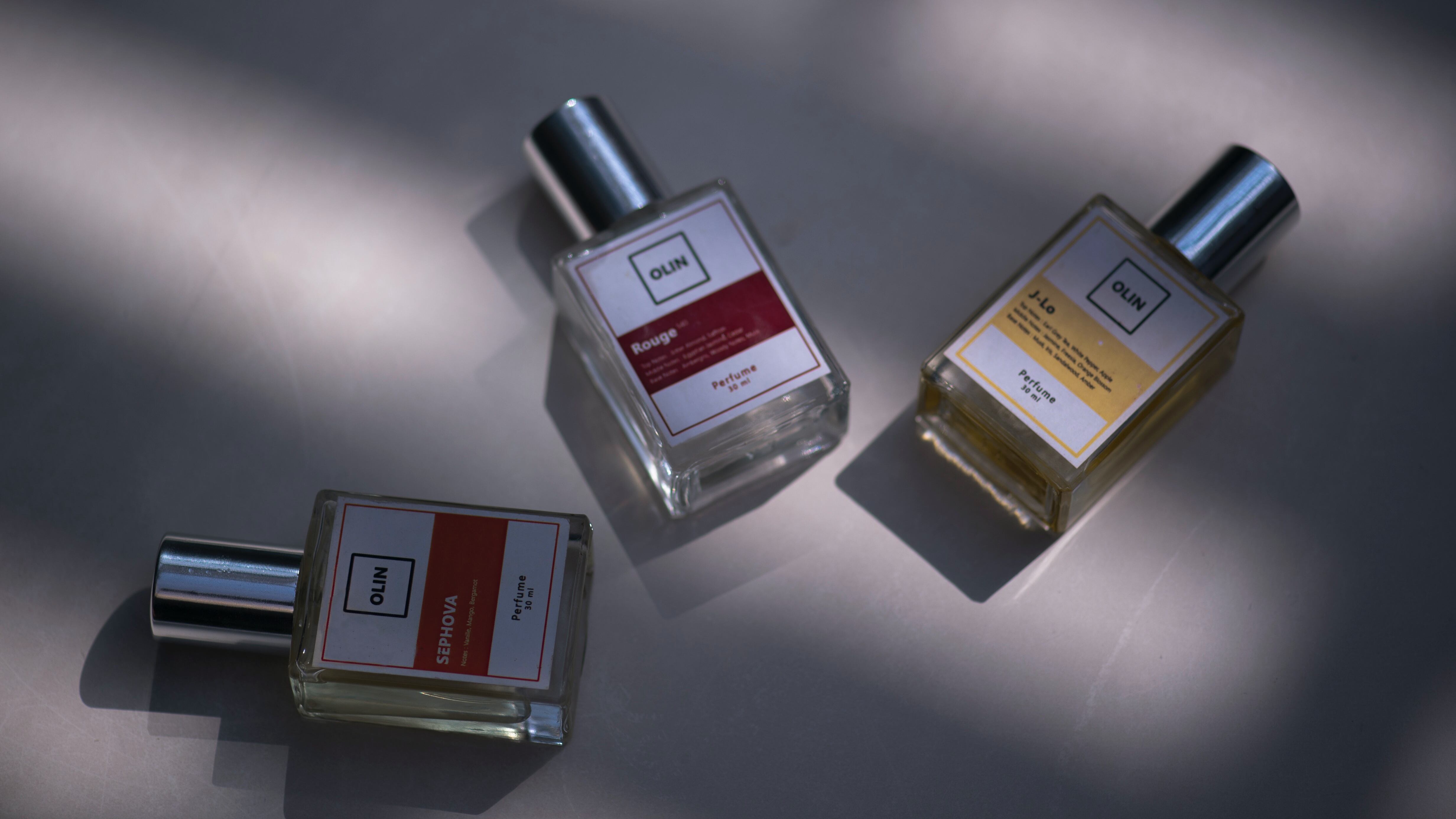 3 frascos de perfumes com tampa prata