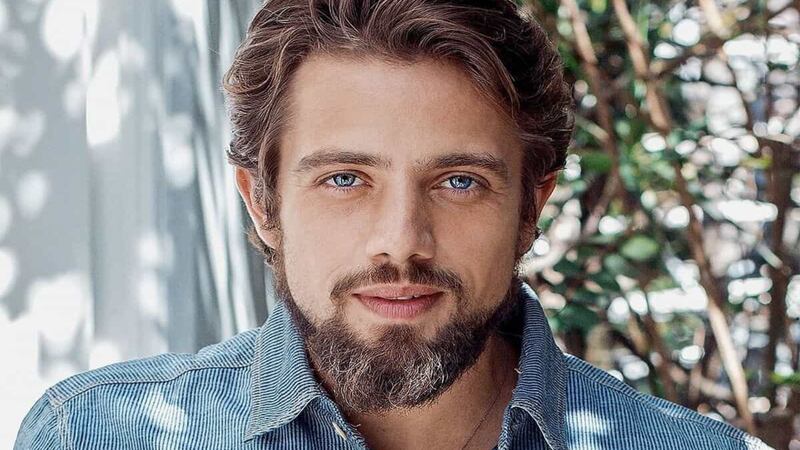 Separado, Rafael Cardoso acerta volta às novelas da Globo