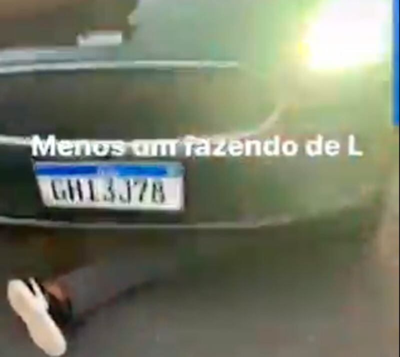 Imagem do ladrão embaixo do carro após atropelamento