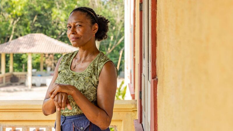 Remake de Renascer: na fazenda, Inácia vigia os passos de Mariana