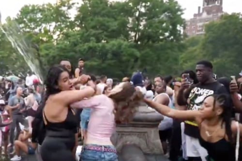 Mulheres brigam durante Marcha do Orgulho LGBT+