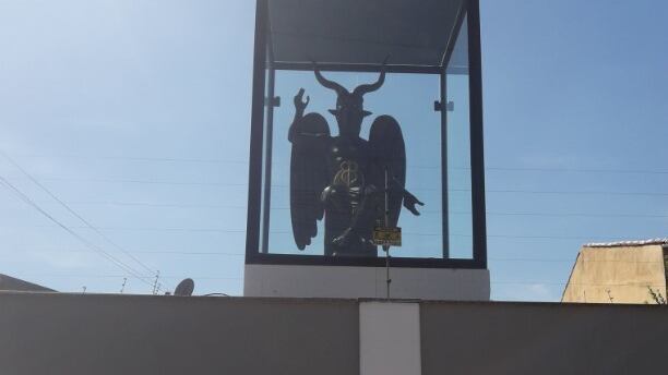 Estátua de Belzebu causou polêmica nas redes sociais