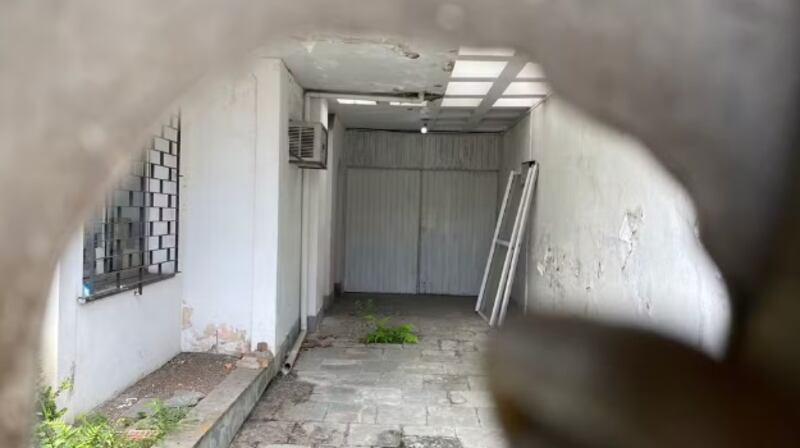 Andreas, que herdou o bem, segue isolado e acumula dívidas