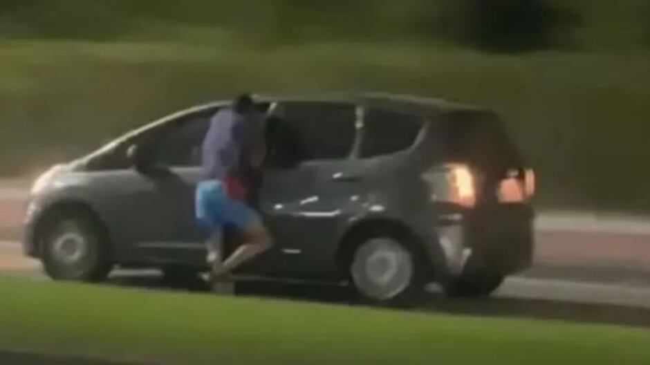 homem é flagrado sendo arrastado por carro no RJ; ele teria tentado roubar celular