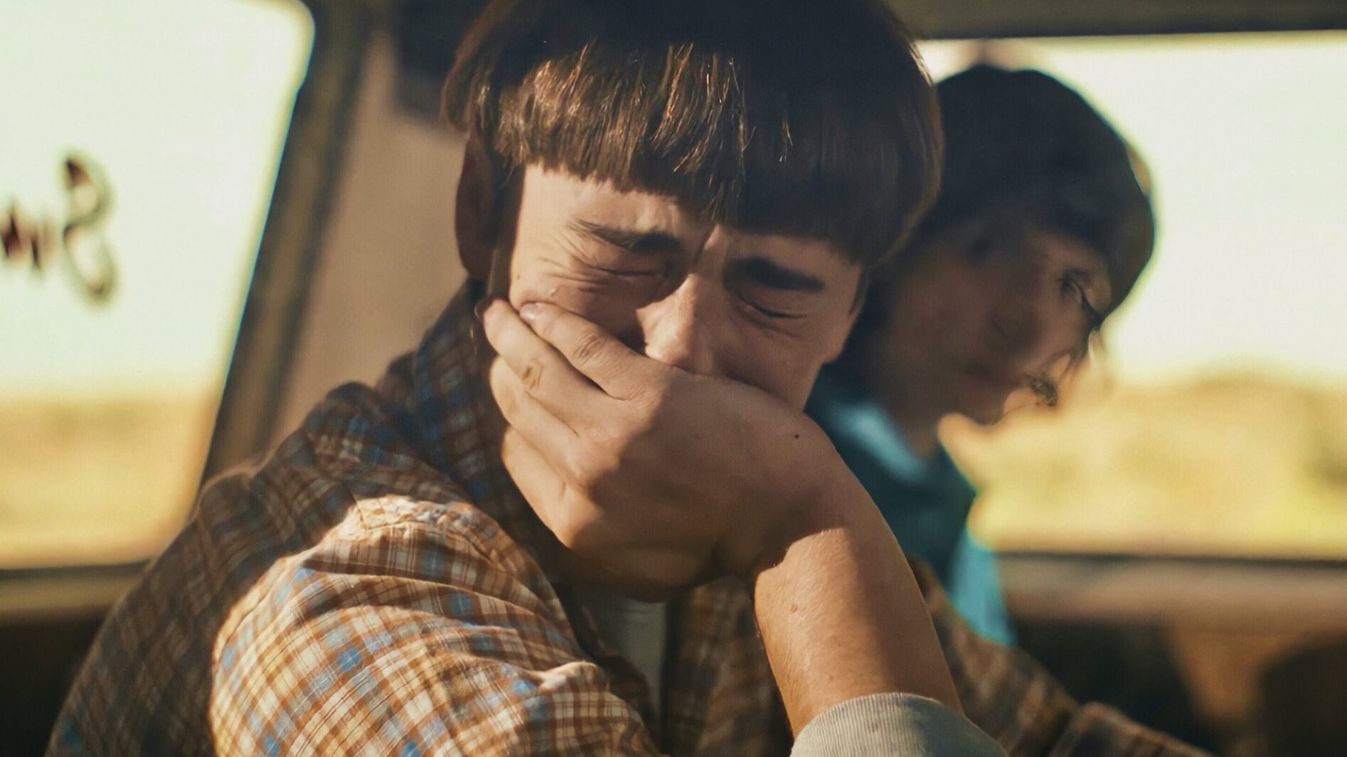 O jovem nunca diz realmente a Mike como se sente, mas seu irmão Jonathan, que está ouvindo, interpreta a mensagem que ele queria dar a ele, e os fãs também.