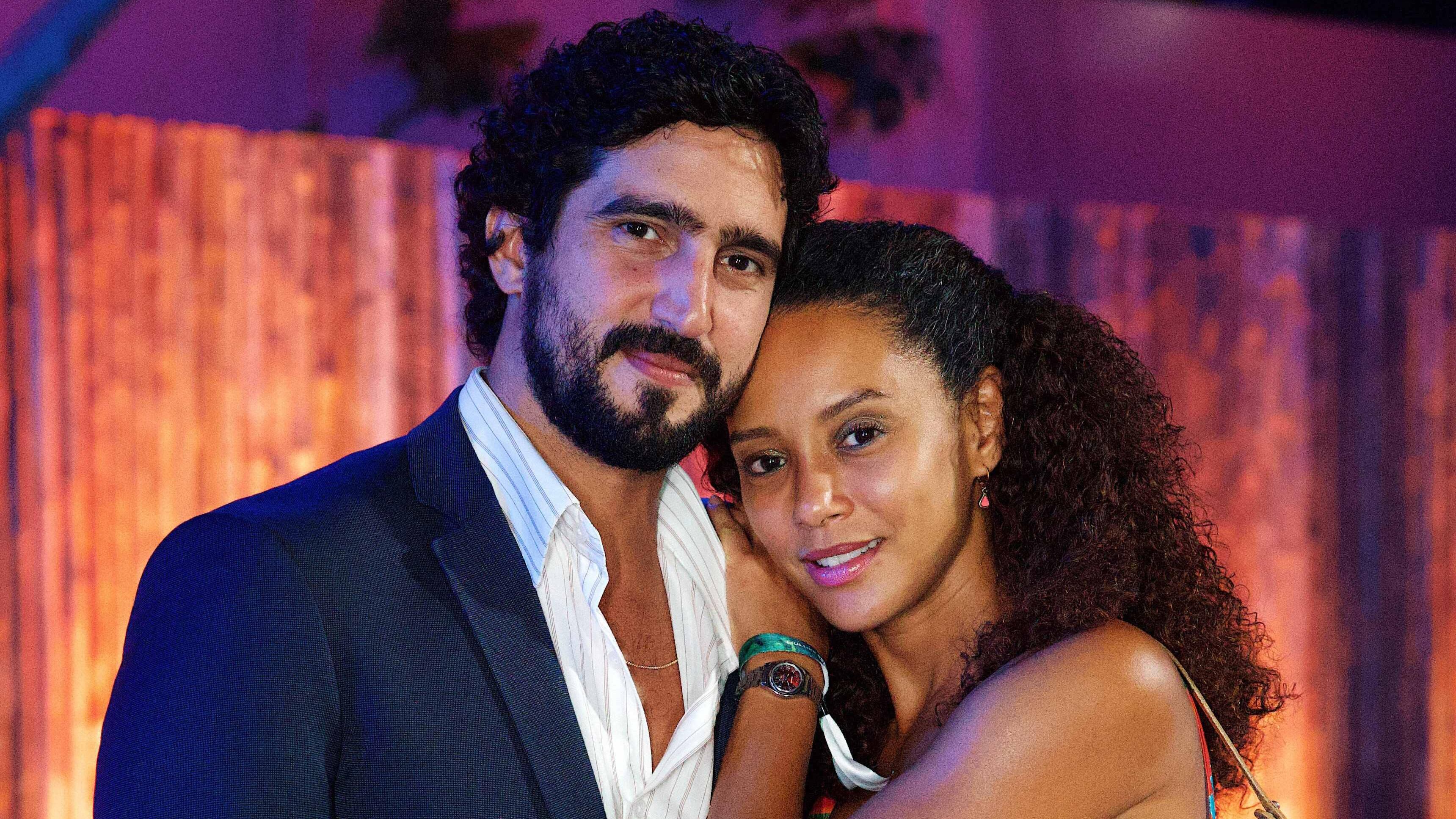 Taís Araujo e Renato Góes, casal no remake de Vale Tudo, na TV Globo, são fotografados juntos em brunch em Alto de Pinheiros (SP)