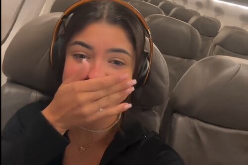 Vídeo: jovem relata que viajou sozinha em avião após passageiros ficarem com medo