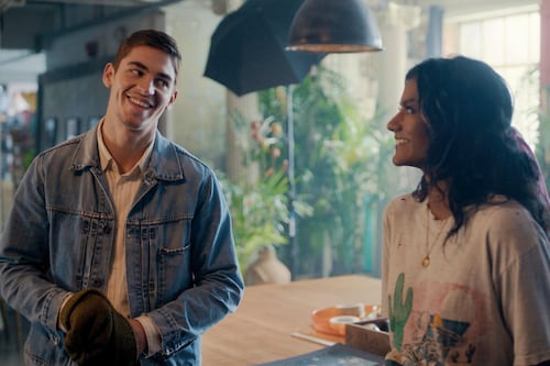 Esta é a nova comédia romântica do Prime Video com as estrelas de ‘Bridgerton’ e ‘After’ que você PRECISA conhecer