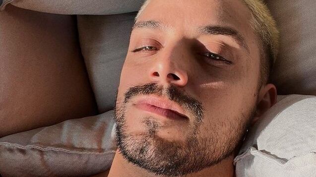 Rodrigo Simas assume bissexualidade e diz que utilizava da heteronormatividade para não perder trabalho na TV