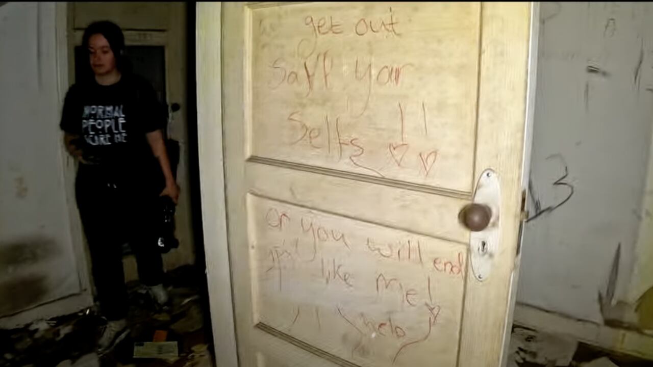 Na porta, Daniel viu a frase "saia, salve-se ou você vai acabar como eu". Ele então mostra o canto da sala e onde o número 13 está escrito em toda a parede.