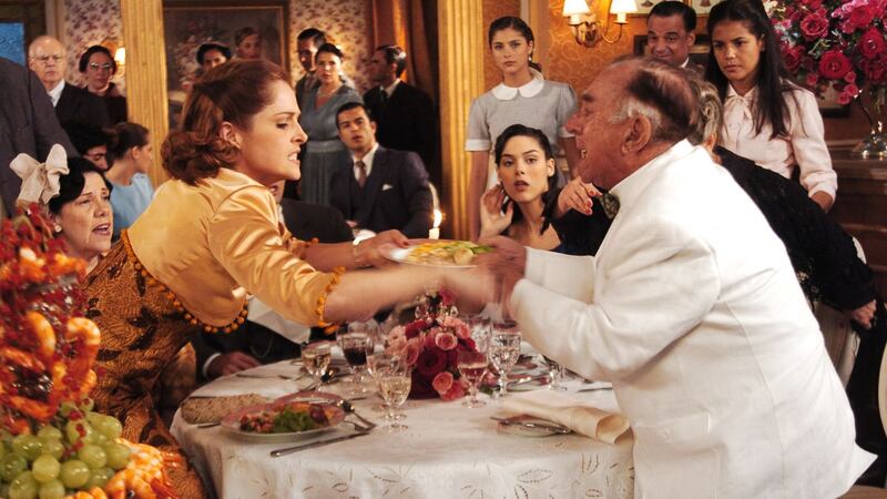 Em Alma Gêmea, Olívia (Drica Moraes) cancela jantar de noivado, mas os convidados travam uma batalha por causa da comida