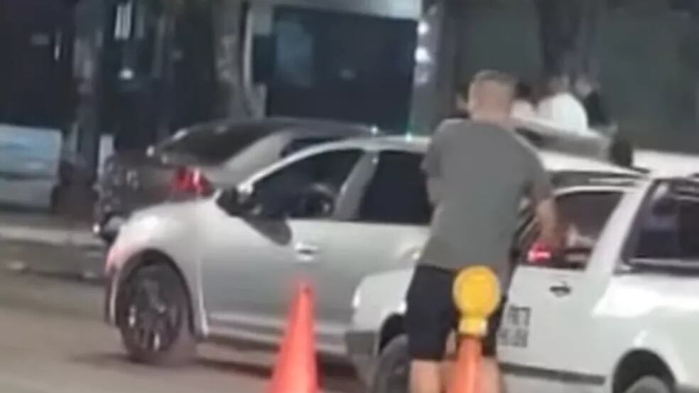 Homens empurram carro antes de blitz da Lei Seca