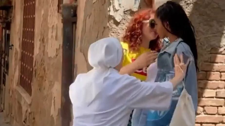 Freira separa beijo de atrizes e viraliza