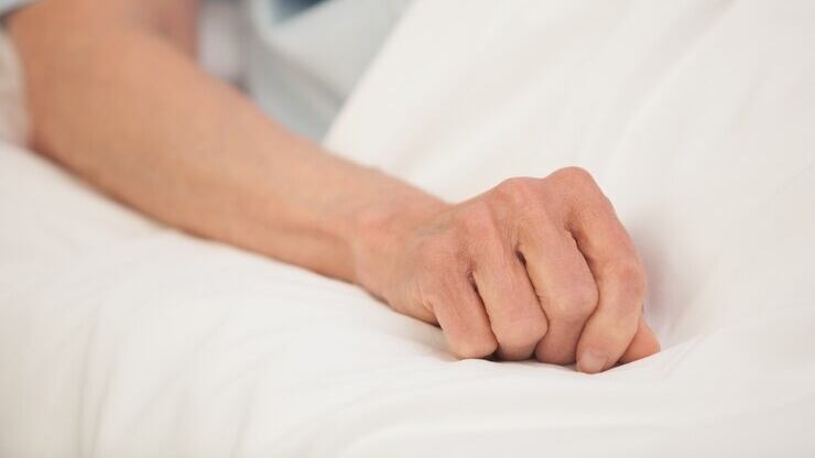 Mãe é internada com desnutrição após se sacrificar para alimentar filhos