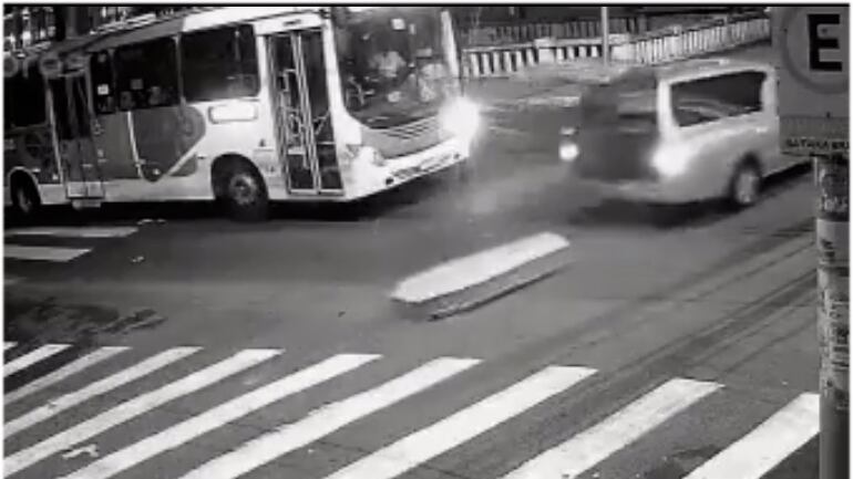 Carro funerário perde caixão na rua