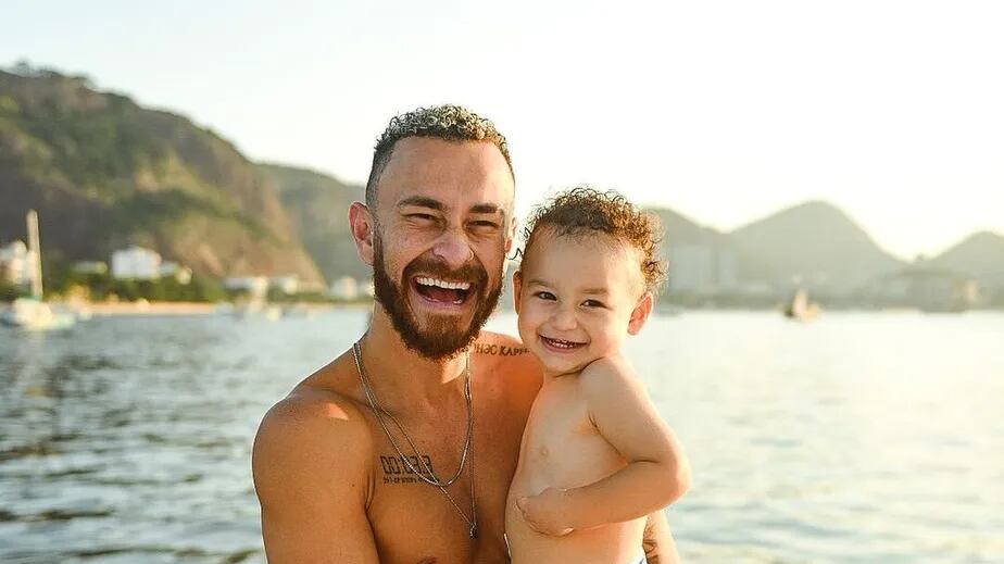 Fora do "BBB 23", Fred e Cris curtem passeio de barco