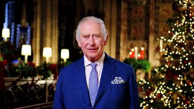 Rei Charles III grava mensagem de Natal em capela de hospital
