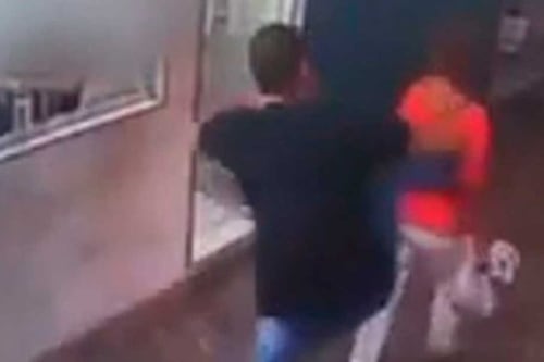 Idosa agredida por motorista de app por comer biscoito no carro procura polícia: “ainda acredito na Justiça”; veja vídeo