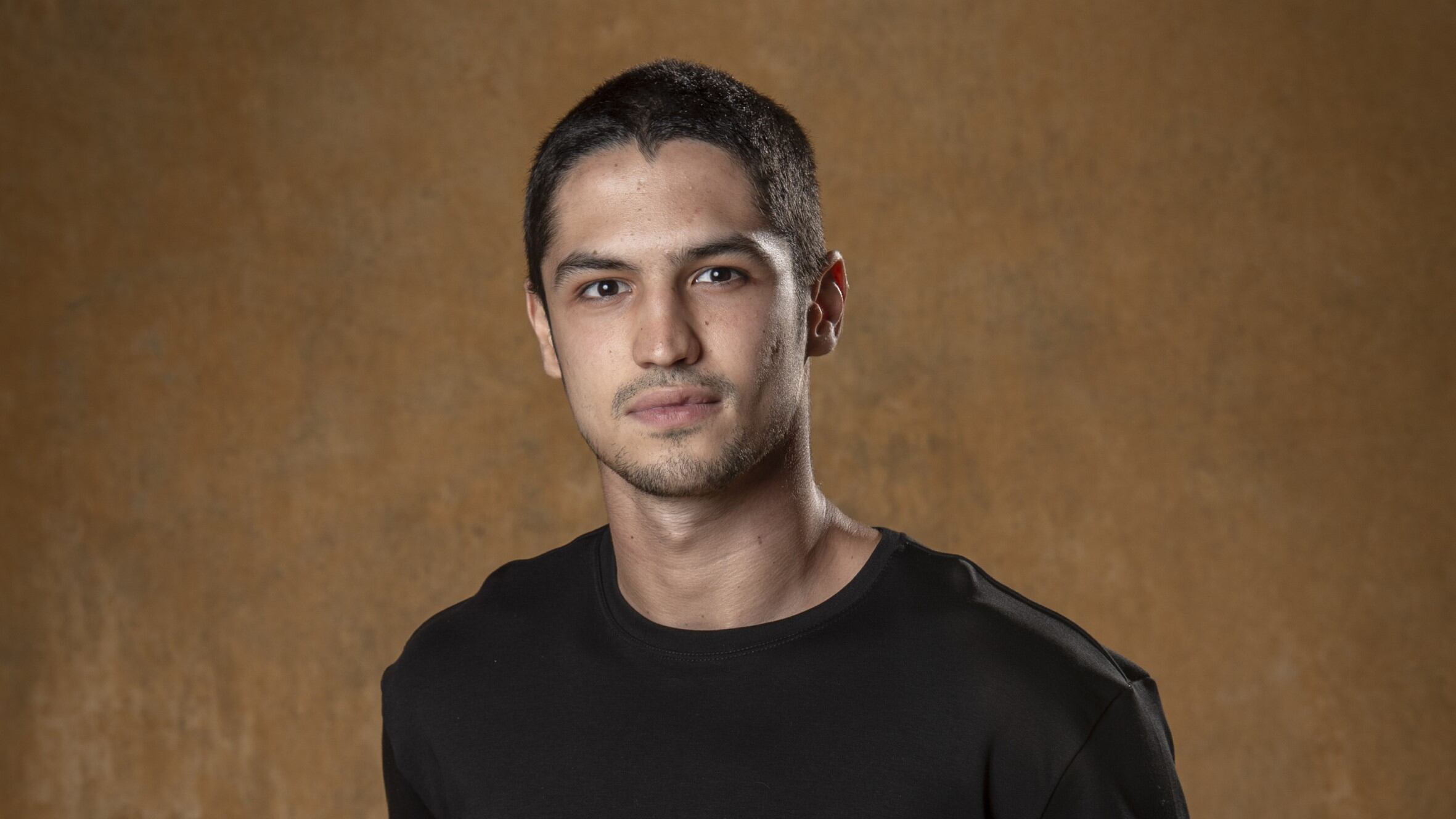 Gabriel Leone faz gêmeos criados sob o legado bíblico em Véspera, série original da Max