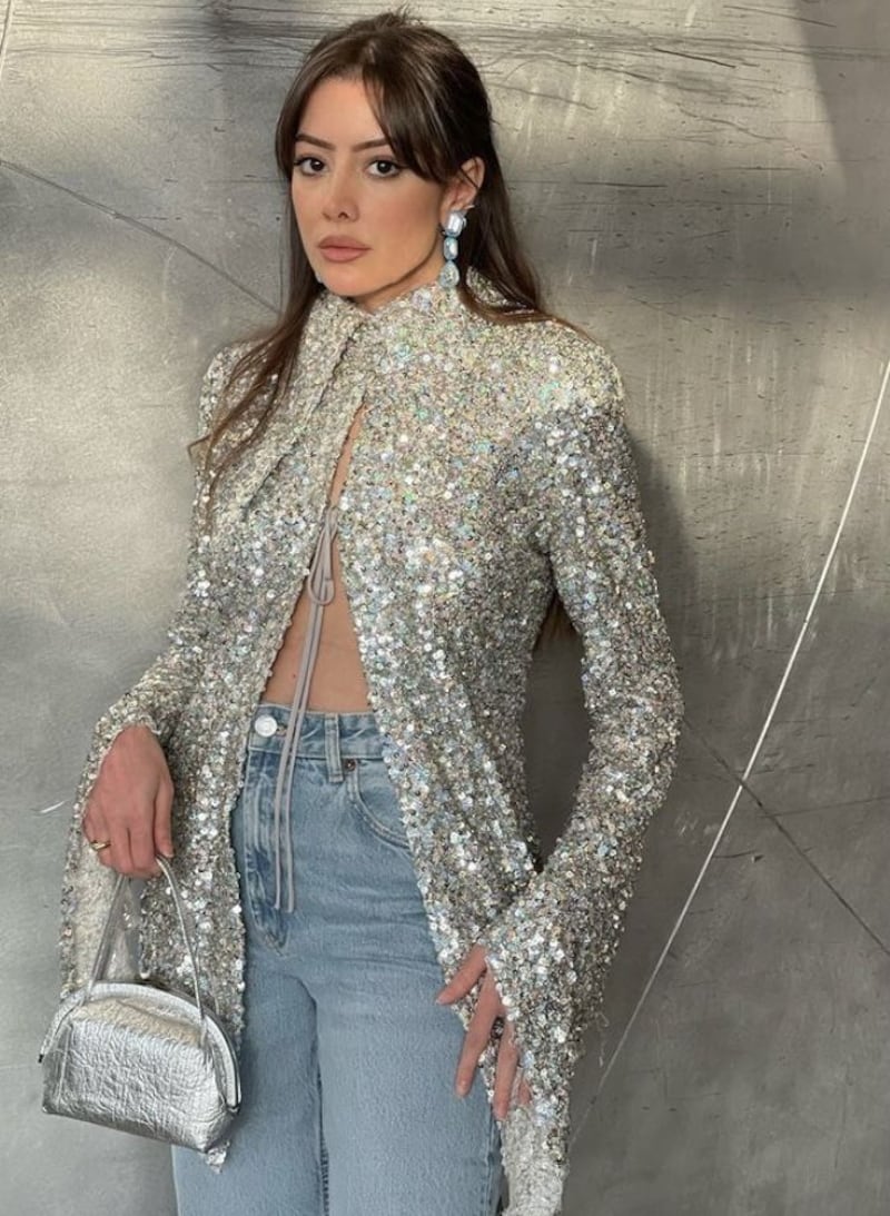 ¿Adiós vestidos de fiesta? La nueva tendencia que mezcla elegancia y comodidad en uno solo