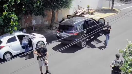 Polícia diz que homem estava armado, dentro de carro.