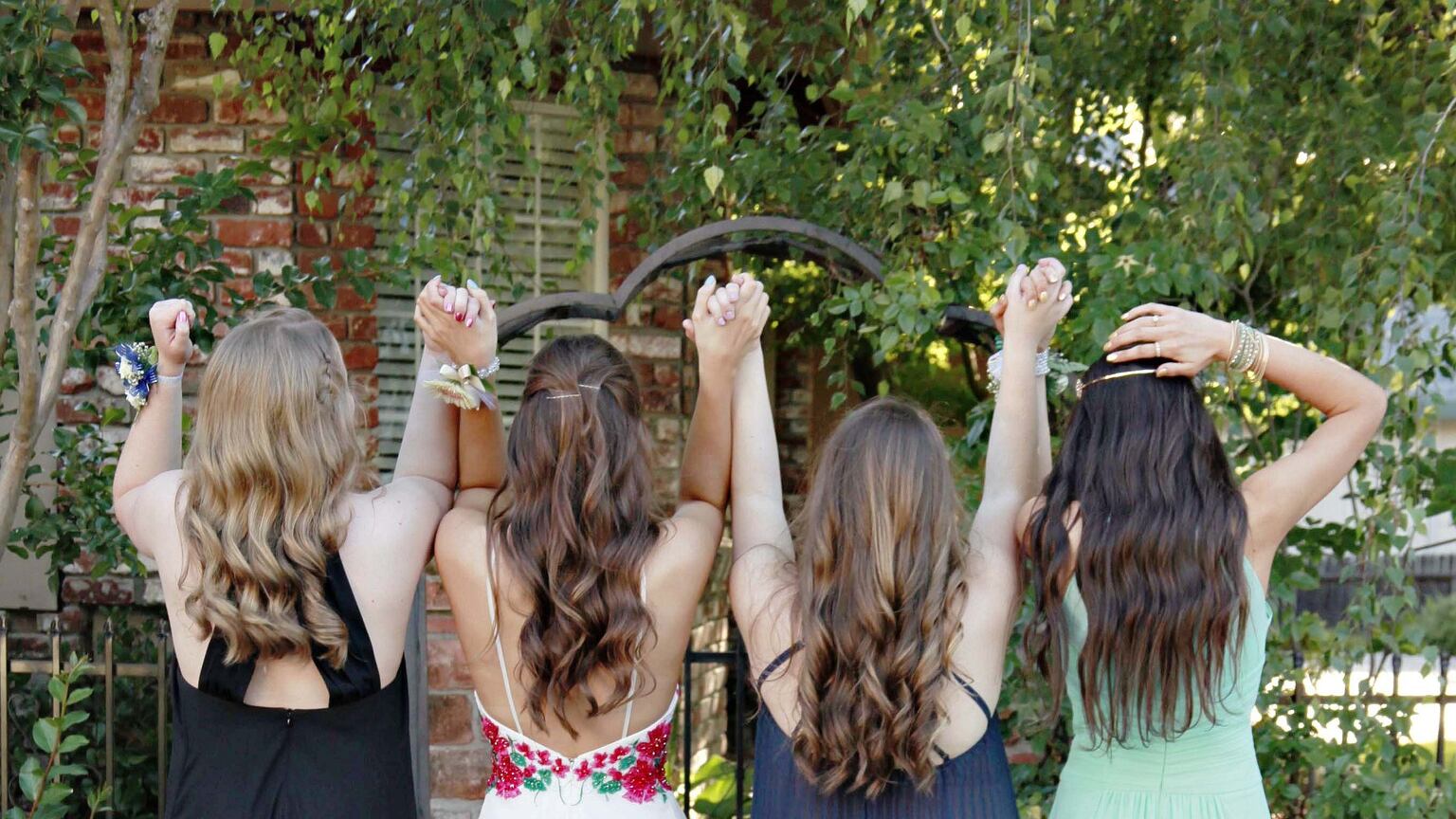 Mulheres com vestido de festa