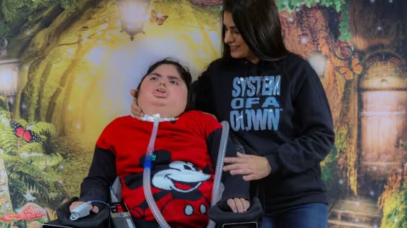 Jovem tem AME e depende de respirador