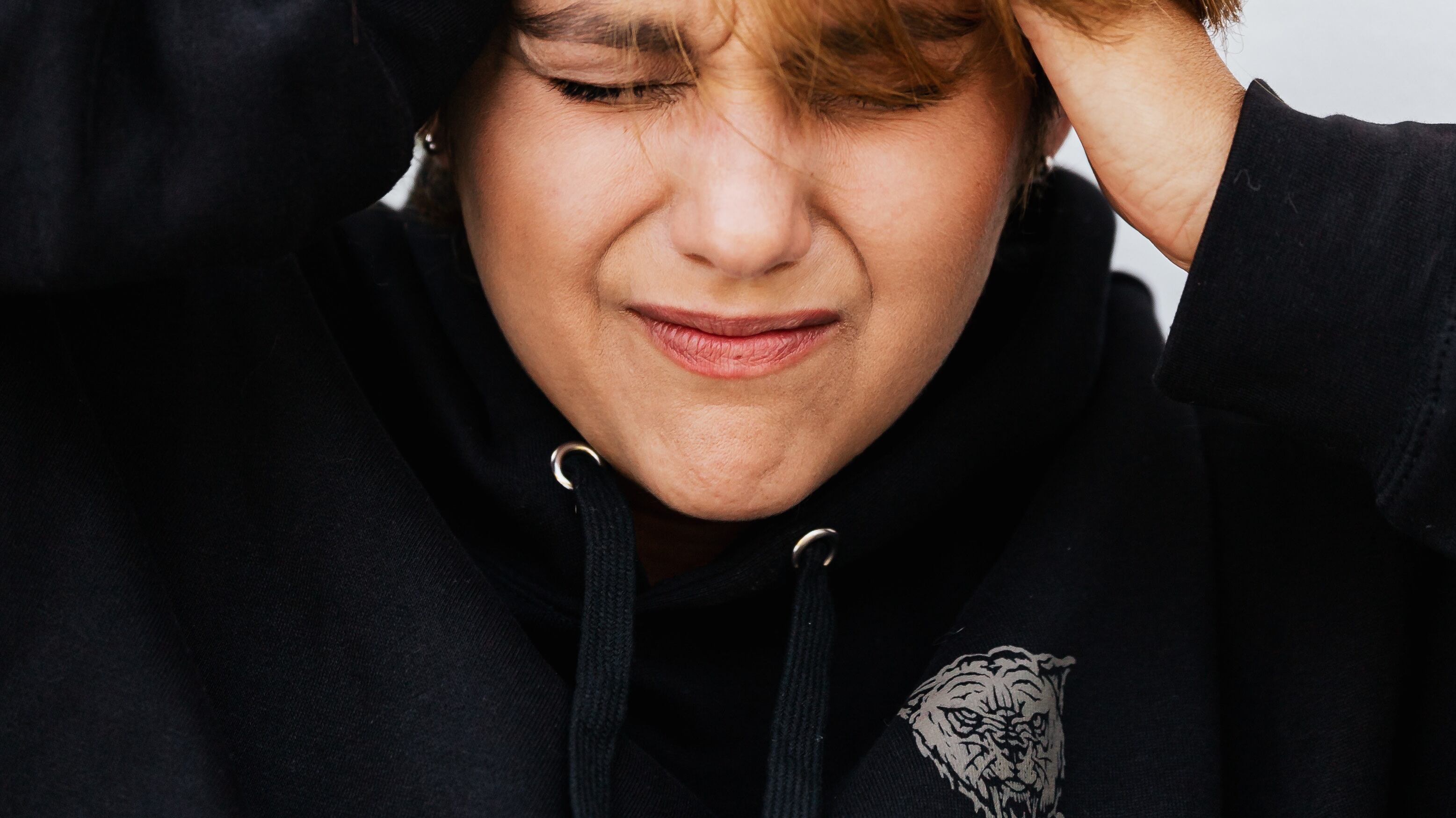 Pessoa com as mãos na cabeça tento ataque do pânico