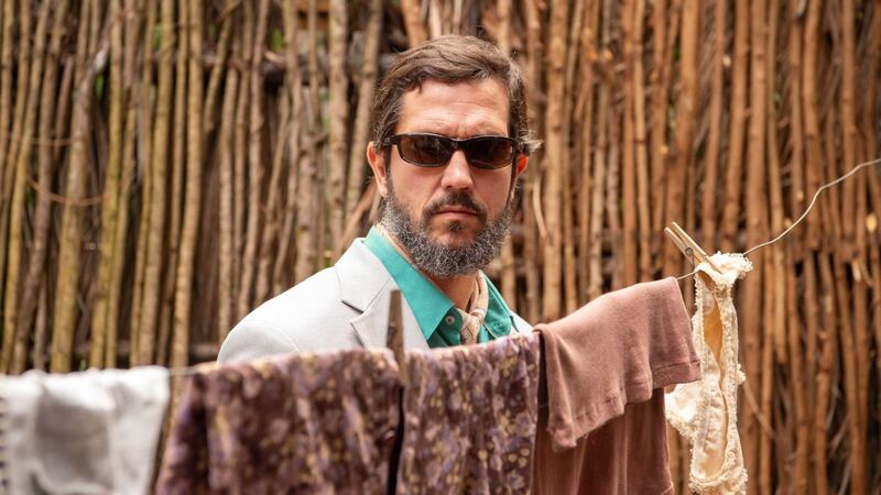 Renascer: Joana descobre que Egídio rouba suas roupas do varal para realizar fetiche