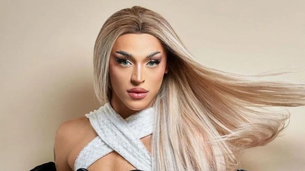 Pabllo Vittar canta na pose de Lula