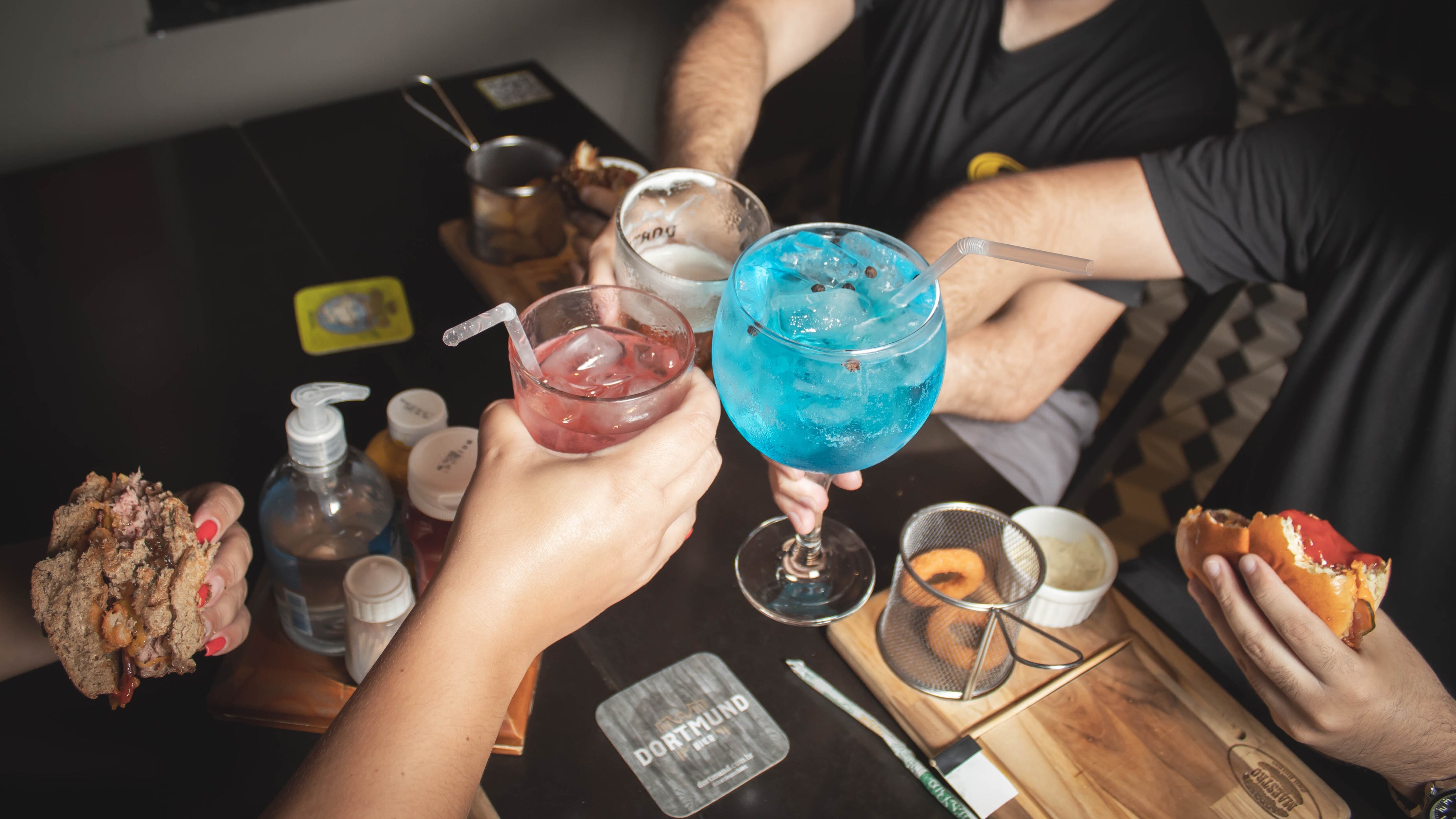 Pessoas bebendo e comendo lanche