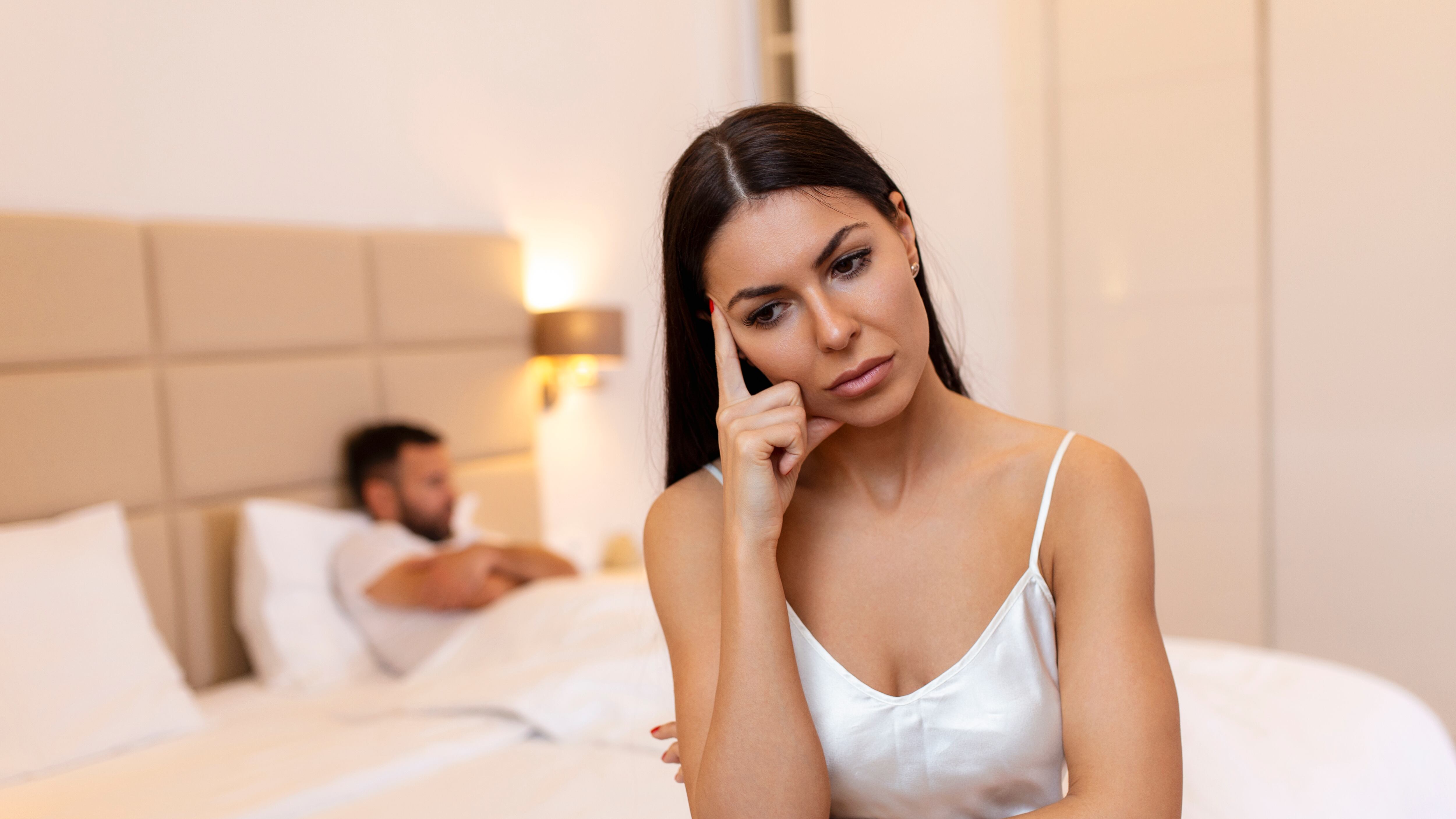 Mulher preocupada e com ciúme do marido