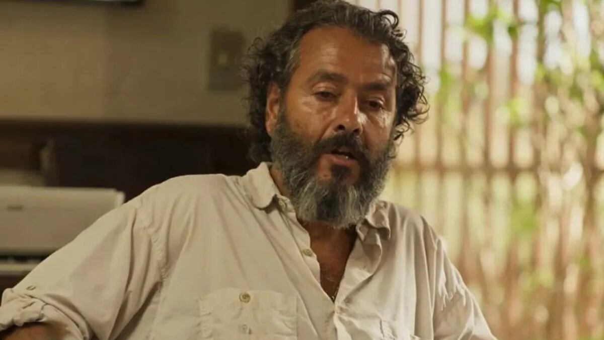 Em "Pantanal", José Leôncio (Marcos Palmeira) promove almoço com Tenório (Murilo Benício), Maria Bruaca (Isabel Teixeira), Zuleica (Aline Borges) e Alcides (Juliano Cazarré) no mesmo espaço