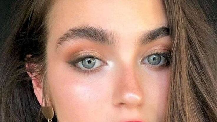 O truque caseiro e rápido para arrumar as sobrancelhas sem usar maquiagem