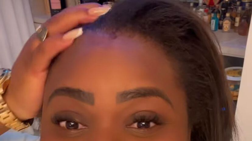 Em plena segunda-feira, Jojo Todynho faz festa na sala de sua mansão