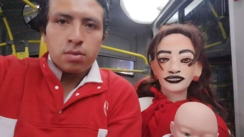 Rapaz de Bogotá que viralizou em 2022 por se 'casar' com boneca mostra novo membro da família