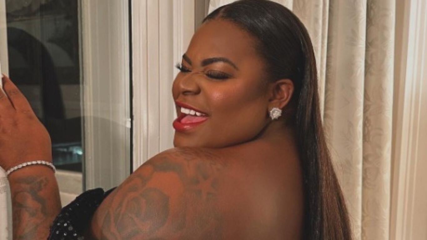 Jojo Todynho posa com vestido básico e elogios aparecem na web