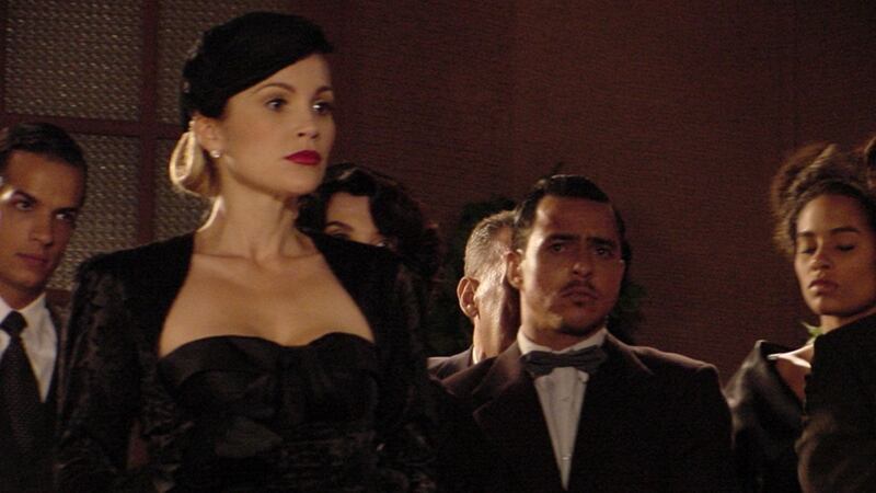 Alma Gêmea: No enterro da mãe, Cristina (Flávia Alessandra) diz que sua mãe não pode ficar rodeada de "gentinha"