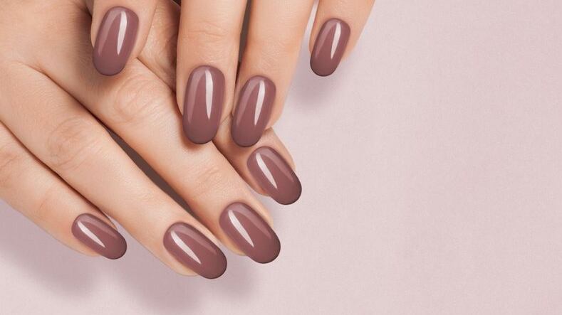Conheça essas ideias incríveis de unhas marrons. - Harsa Maduranga/ iStock