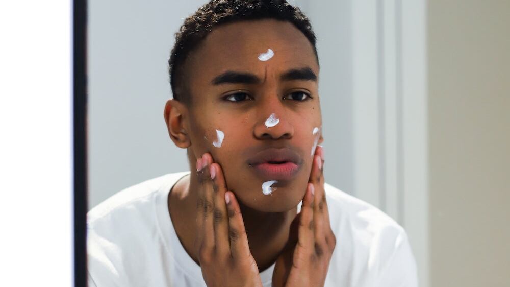 O ácido lático faz uma esfoliação na sua pele, removendo células mortas e estimulando - pelo movimento ao esfoliar - a renovação celular.