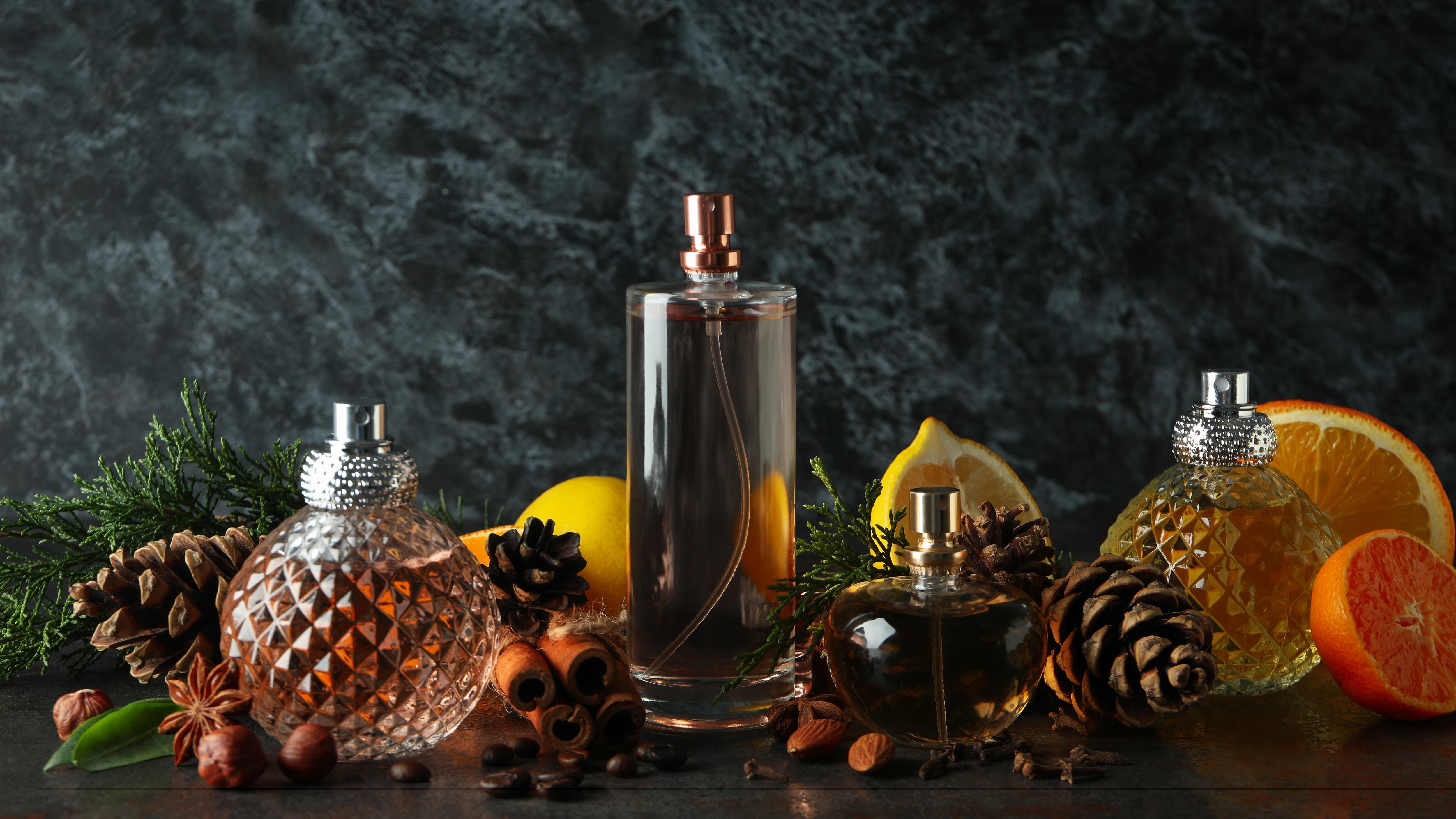 Frascos de perfumes frutados e frescos