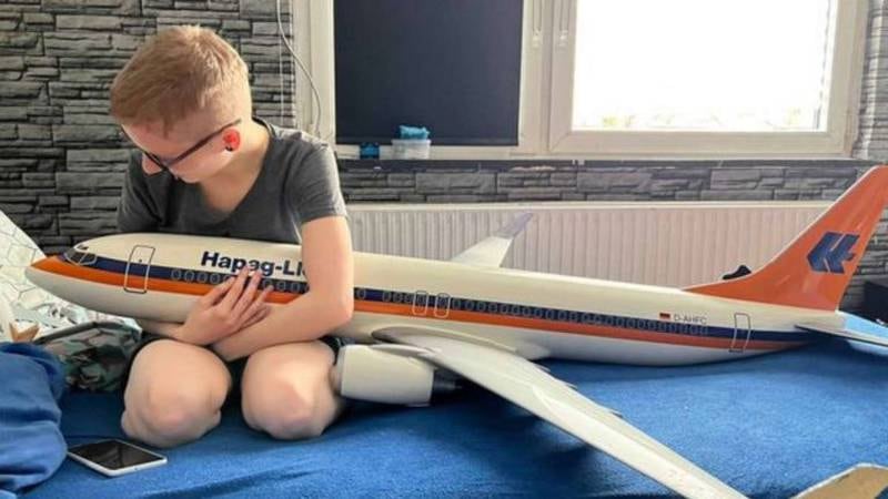 Jovem apaixonada por avião de brinquedo