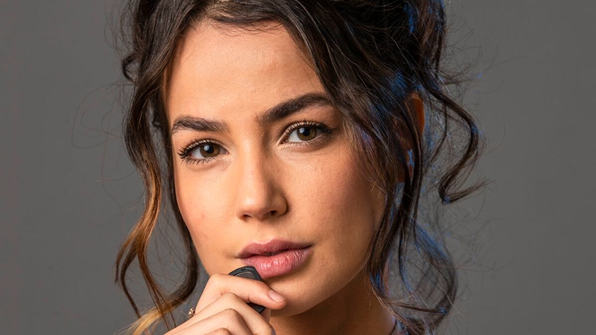 Fernanda Marques é Vera, mulher contratada para seduzir Tiago (Pedro Waddington) no remake de Vale Tudo