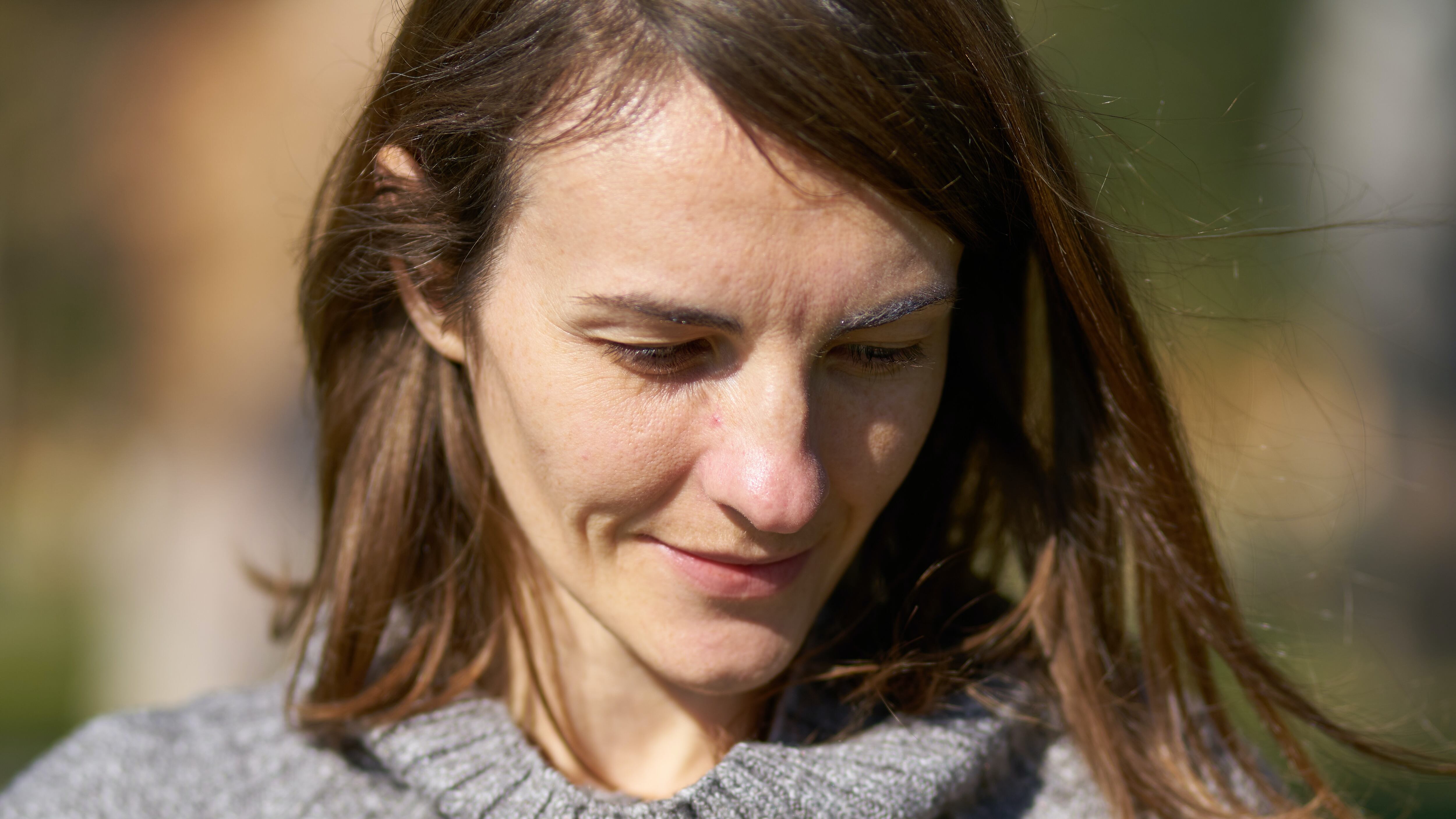 Mulher segurando coração de papel