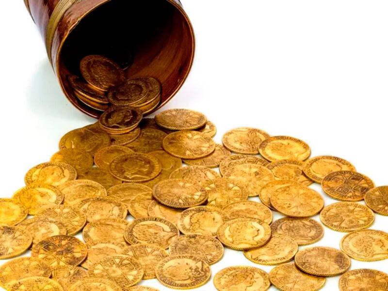 Moedas de ouro encontradas enterradas na cozinha de uma casa na Inglaterra