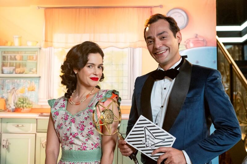 Garota do Momento: Anita (Maria Flor) e Alfredo Honório (Eduardo Sterblitch)