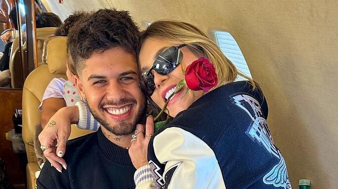 Virginia posta foto em avião ao lado de Zé Felipe